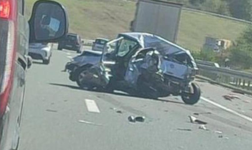 Automobil potpuno zgužvan: Dijelovi vozila rasuti po putu FOTO