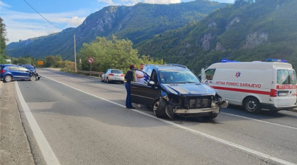 Saobraćaj obustavljen: Teška saobraćajka u ovom dijelu Srpske, više osoba povrijeđeno