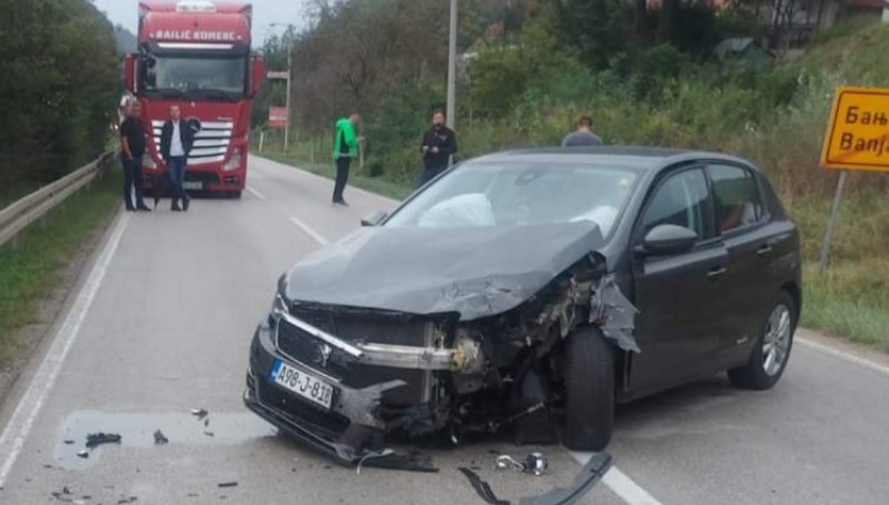 Sudar “pežoa” i “golfa” u Karanovcu: Tri osobe povrijeđene