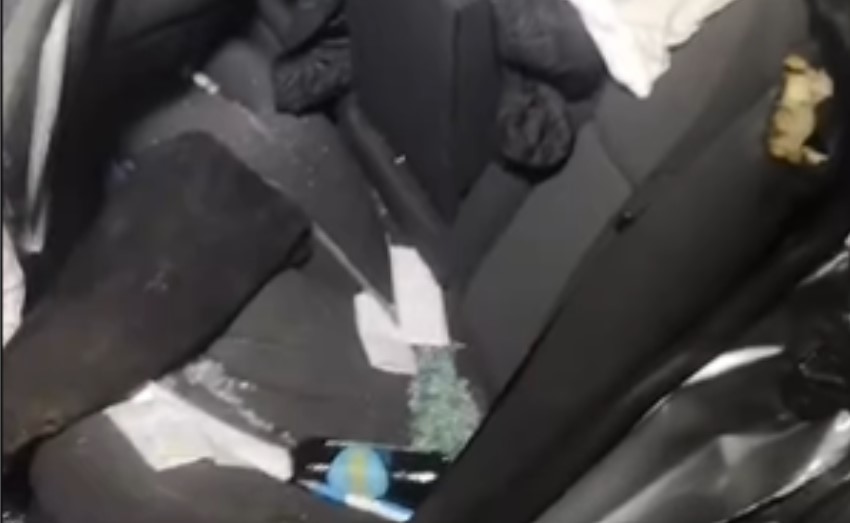 Stravičan sudar! Automobil ostao zarobljen između voza i bandere VIDEO