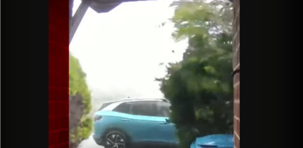 Haos u Engleskoj: Tornado obarao stabla i oštetio kuće VIDEO