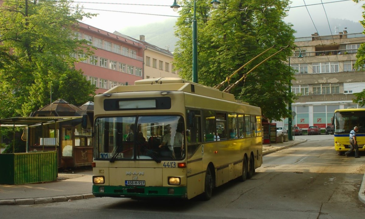 Srećom nema povrijeđenih: Vozaču trolejbusa pozlilo pa udario u ogradu škole