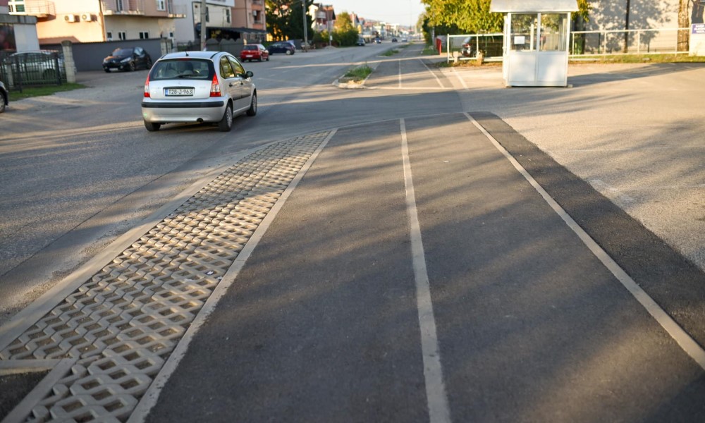 Prva faza završena: Dio glavne ulice u Zalužanima dobio trotoar