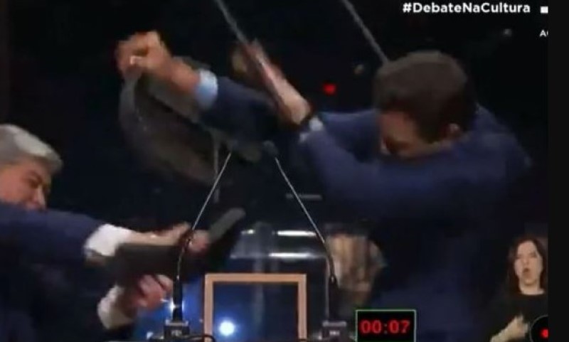 Nesvakidašnja scena: Kandidat za gradonačelnika udario stolicom svog protivnika tokom debate VIDEO