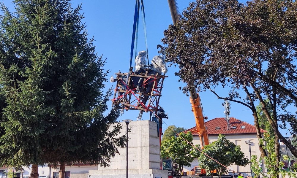 U toku postavljanje spomenika: Tvrtko na konju stigao u Banjaluku FOTO/VIDEO