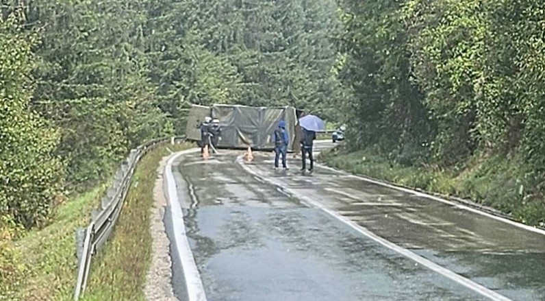Prevrnuo se kamion OS BiH: Totalna obustava saobraćaja na ovoj dionici