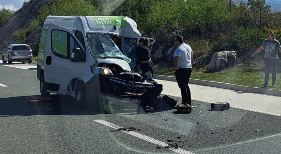 Težak sudar kombija i kamiona: Jedna osoba povrijeđena FOTO