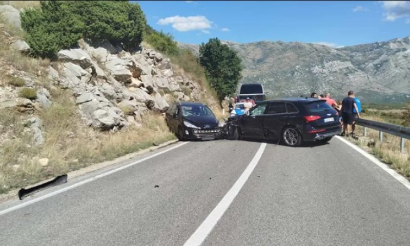 Saobraćaj obustavljen: Težak sudar više vozila, ima povrijeđenih FOTO
