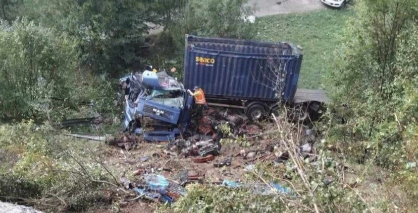 Vozač sletio sa ceste: Kamion u potpunosti uništen