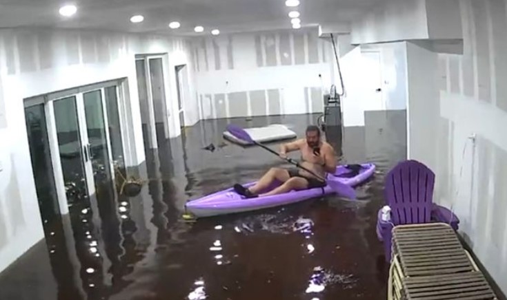 Uragan napravio haos: Amerikancu kajak spasio život, vesla kroz sobu VIDEO