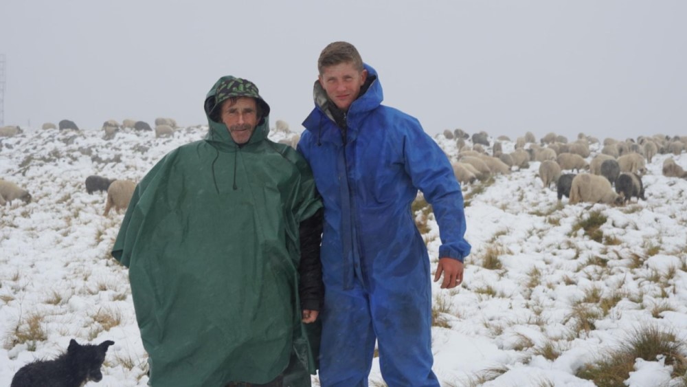 Težak život na planini: Snijeg zameo nomade na Vlašiću VIDEO