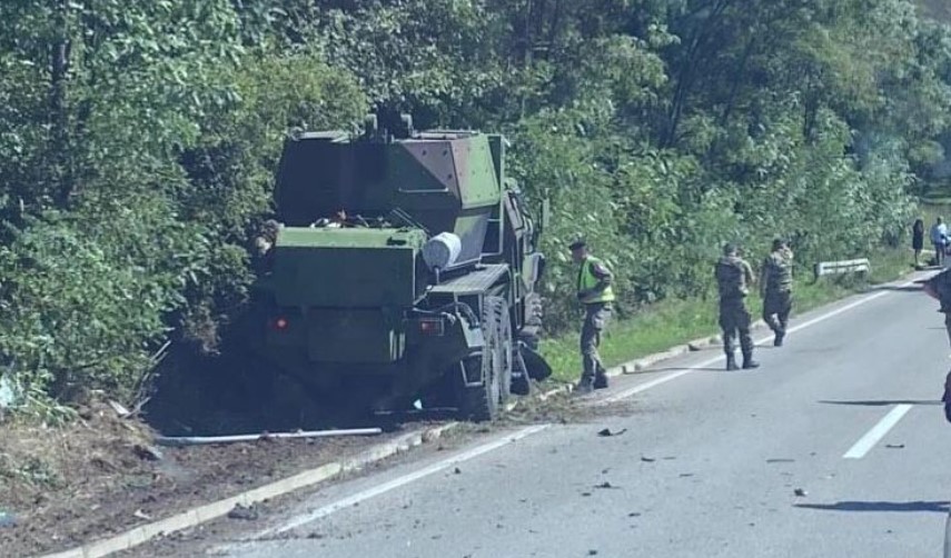 Dvije osobe izgubile život: Automobil smrskan ispod oklopnog vozila FOTO