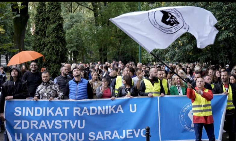 Protest ispred zgrade Vlade: Zdravstveni radnici u Sarajevu traže veće satnice