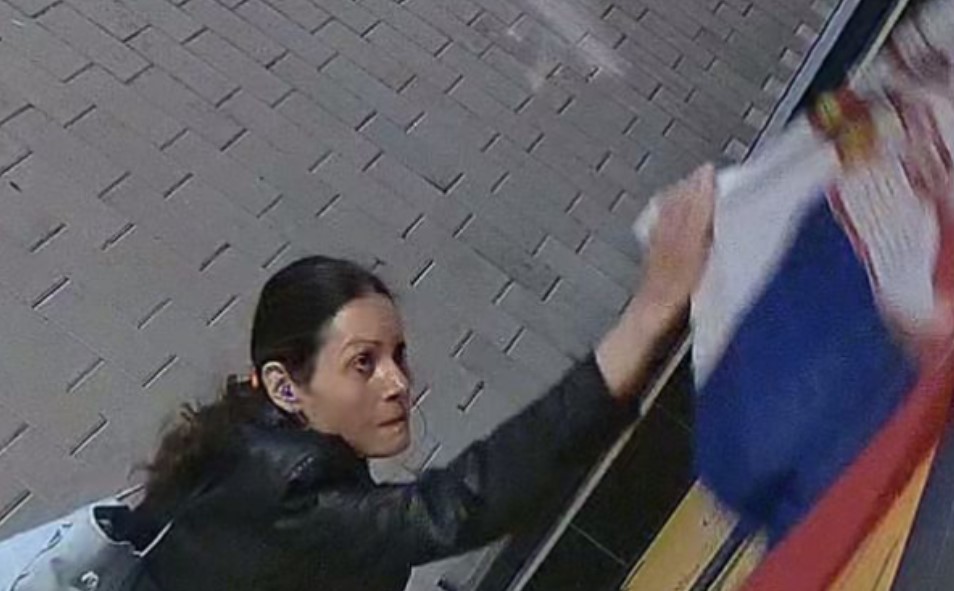 Kamera sve snimila: Žena skinula zastavu Srbije, gazila je, pa zapalila VIDEO