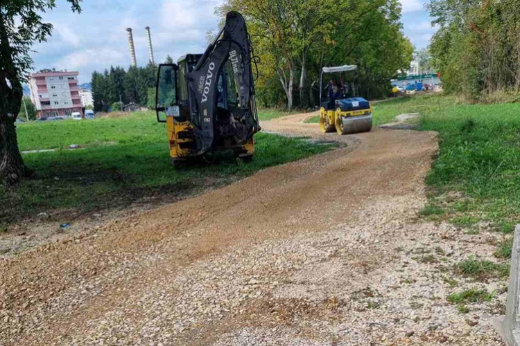 Radovi u banjalučkom naselju Ada: Nasipa se put, učenici neće više prolaziti kroz lokve i blato