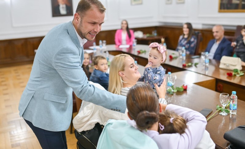 Značajna podrška! Gradonačelnik Banjaluke uručio novčana sredstva povodom rođenja djeteta