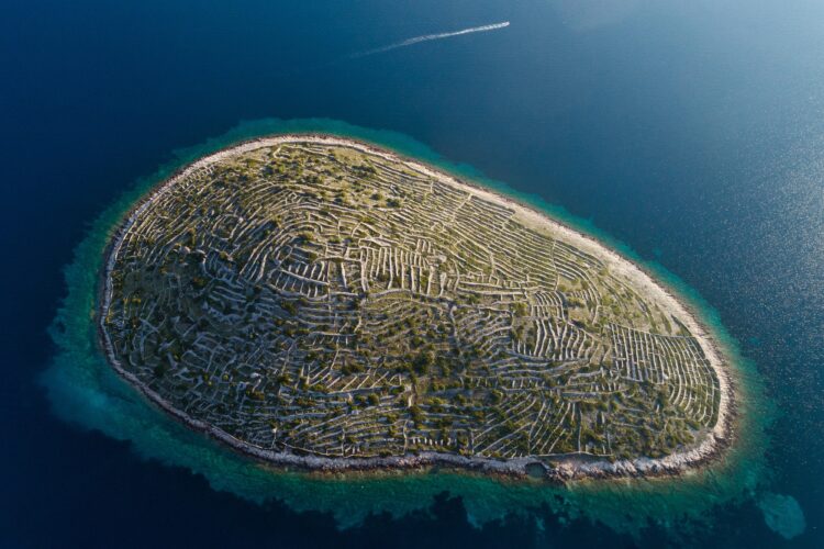 Najčudnije ostrvo u Jadranskom moru izgleda kao otisak prsta FOTO