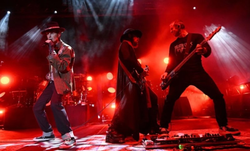 Pjevač udario gitaristu: Slavni bend prekinuo turneju nakon nezapamćenog haosa na sceni