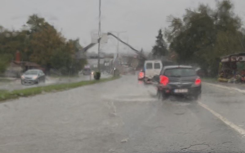Nevrijeme u Banjaluci: Ulice pod vodom, kolaps u saobraćaju VIDEO