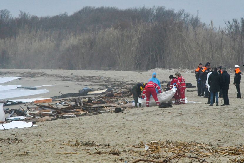 Tragedija kod Kanarskih ostrva: Devet mrtvih, desetine nestalih u prevrtanju broda