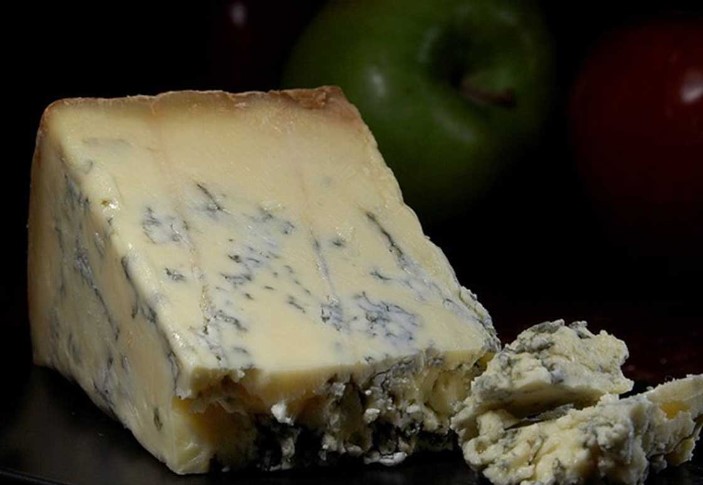 Rizično! Doktorka otkrila zašto nikada ne treba jesti sir sa kog ste skinuli buđ