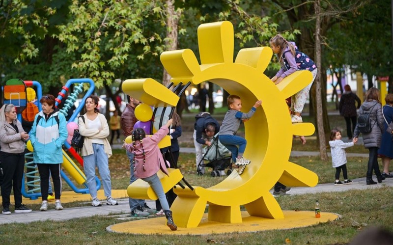 Otvoren Ćirilični park u Banjaluci! Stanivuković: Djeca će uz igru učiti naše pismo FOTO