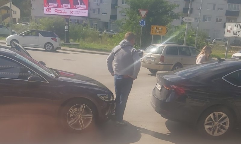 Velike gužve u najavi: Sudar u kružnom toku na Laušu