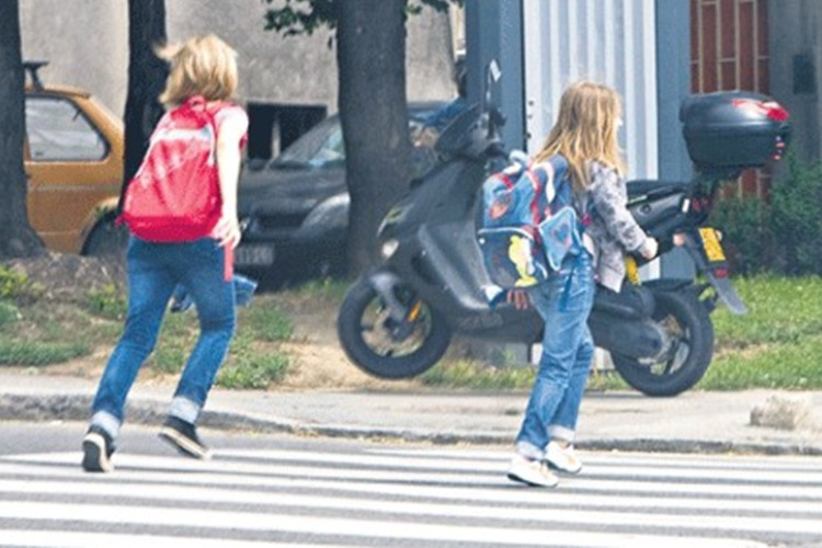 Iz AMS saopšteno: Počela kampanja “Vozači, škola je za nas, oprez je za vas”