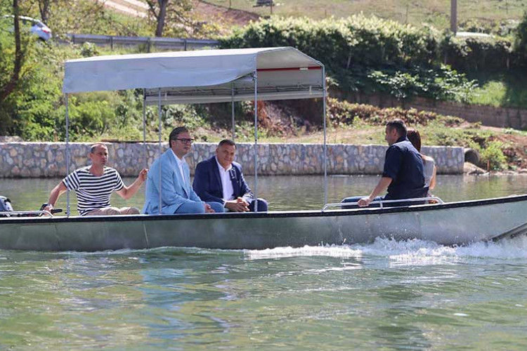 Iskoristili posjetu Podrinju: Dodik i Vučić provozali se zvorničkim jezerom