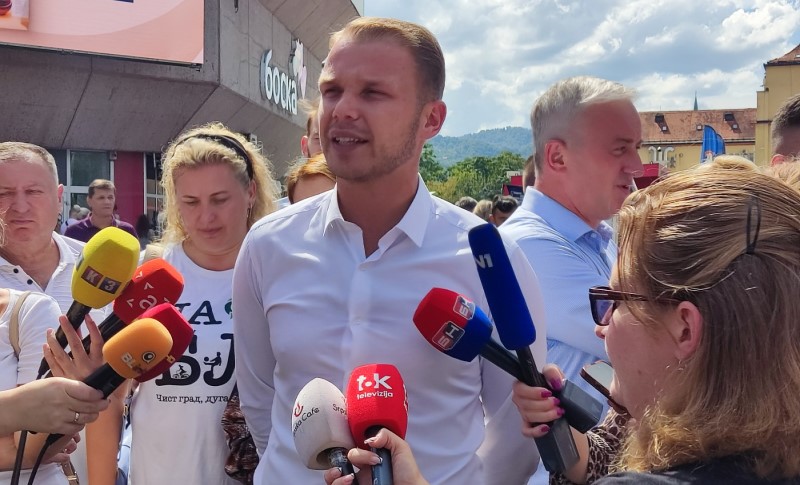 Borba za drugi mandat: Stanivuković podigao zastavu na Trgu Krajine u Banjaluci FOTO