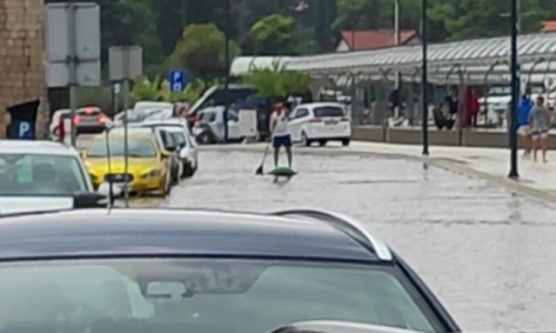 Dajakom niz ulice! Snažno nevrijeme napravilo kolaps i nije ostavilo mogućnost izbora