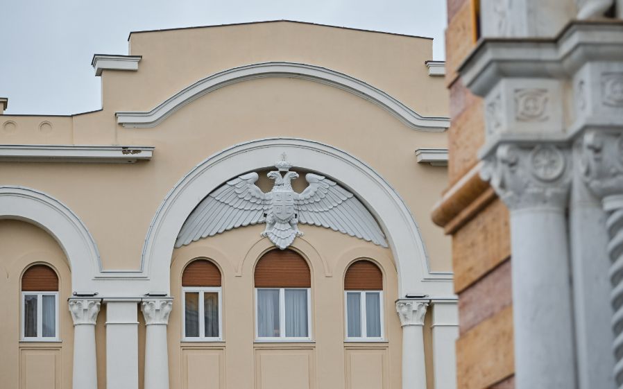 Dvoglavi orao vraćen na zgradu Banskog dvora u Banjaluci