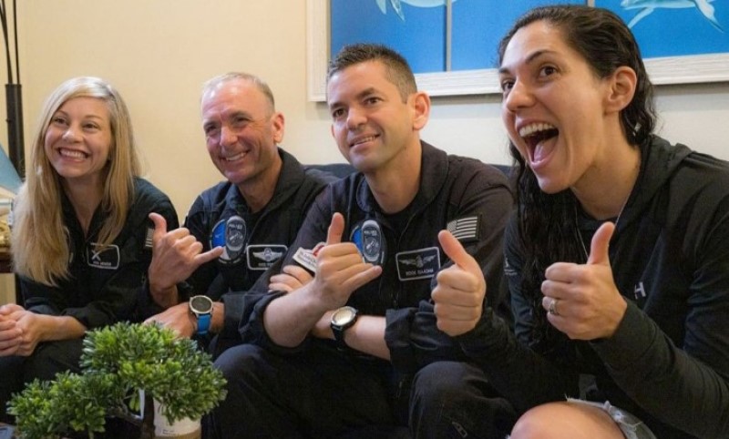 U pratnji tročlane posade: Milijarder poletio na prvu privatnu šetnju svemirom