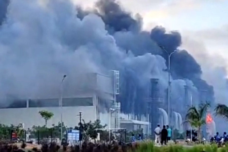 Obustavljena proizvodnja: Veliki požar u fabrici „ajfona“