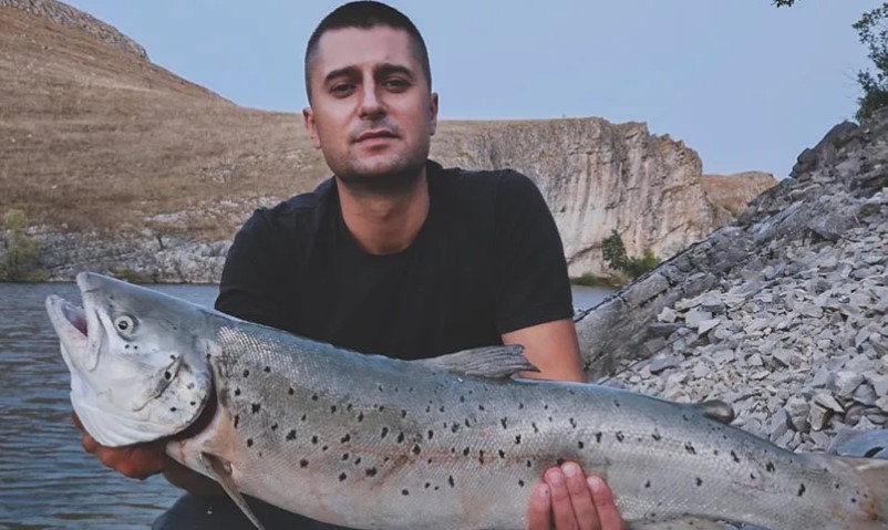 Milosav upecao kapitalca: Ovo je najveća pastrmka ikada upecana na Klinju