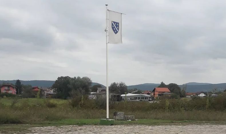 Nova provokacija iz FBiH: U Spomen-parku Garavice kod Bihaća postavljena ratna zastava