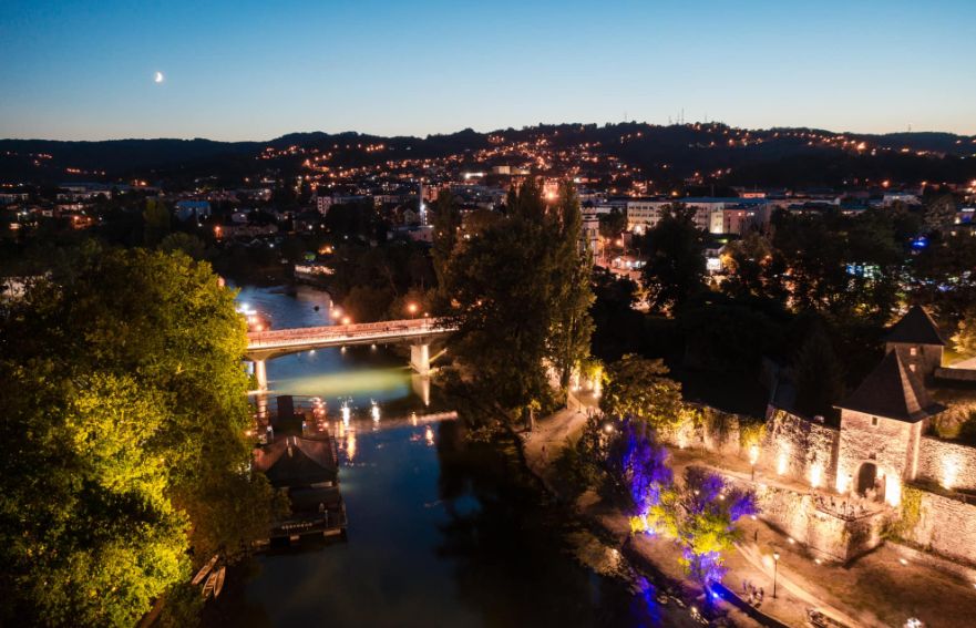 Srećan kraj drame u Banjaluci! Građani i policija spriječili muškarca da skoči s Gradskog mosta
