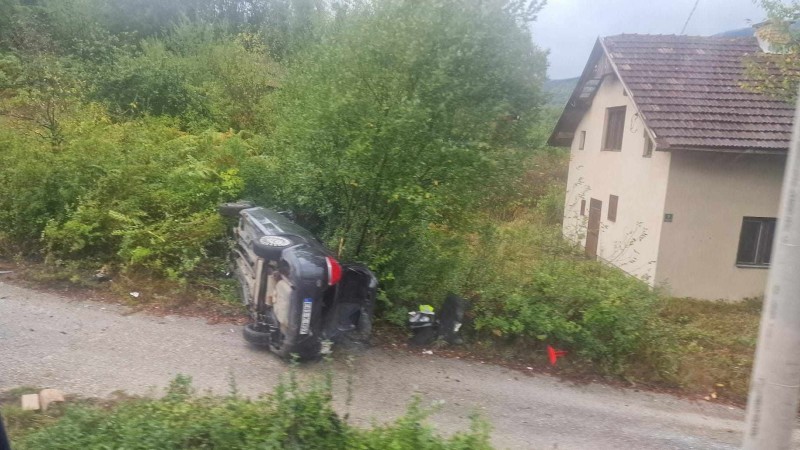 Teška nesreća: Prevrnulo se vozilo, jedna osoba povrijeđena