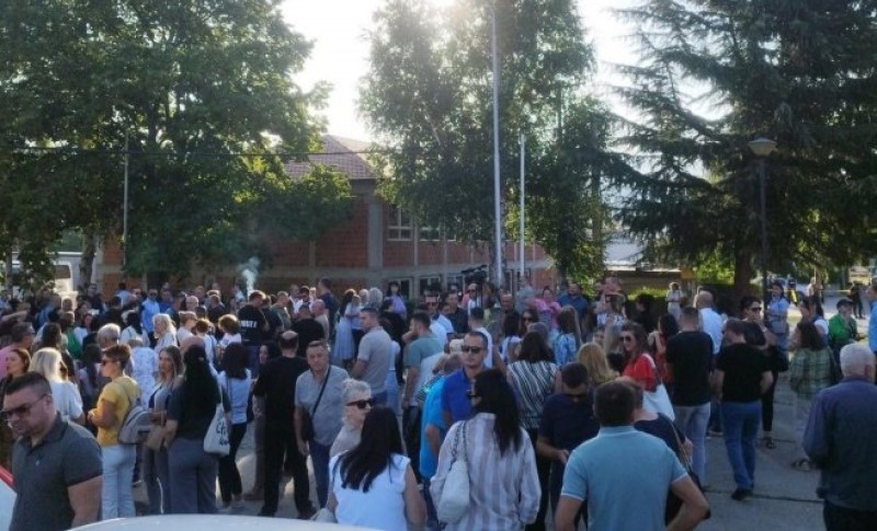 Sedmi dan blokade zgrada srpskih institucija na sjeveru KiM: Policija iznosi dokumentaciju