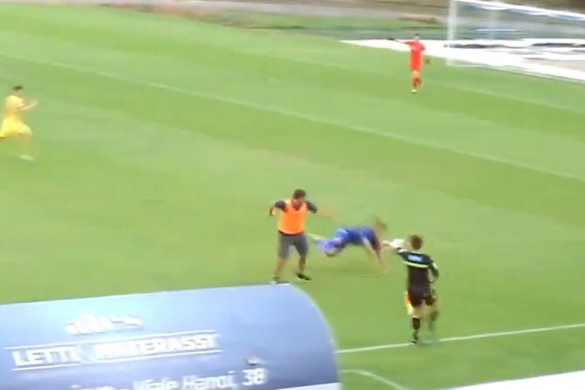 Šou na fudbalskom meču: Trener uletio na teren, oborio igrača i presjekao kontru VIDEO
