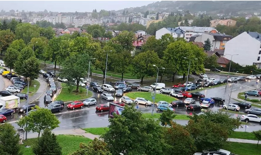 Nepregledne kolone iz svih smjerova: Šta je dovelo do saobraćajnog kolapsa u Banjaluci