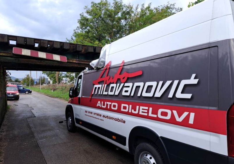 Iako saobraćajni znakovi postoje: Kako spriječiti nove nezgode kod “crnog” nadvožnjaka u Banjaluci?