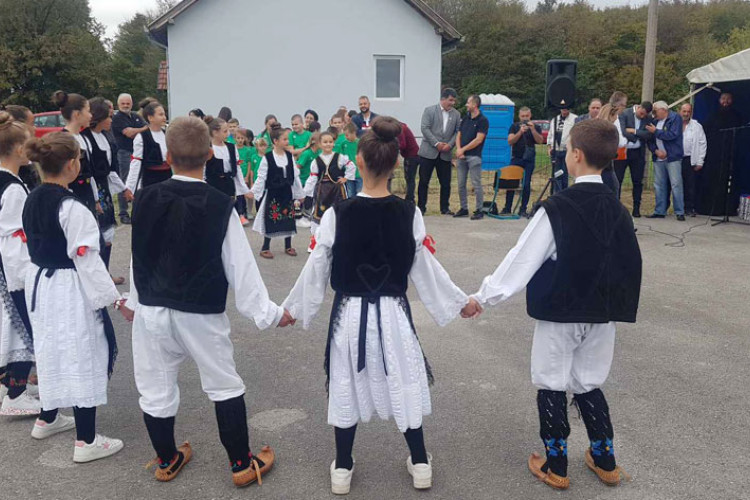 Okupili se nekadašnji učitelji: U školi sa jednim đakom proslavljeno 70 godina školstva