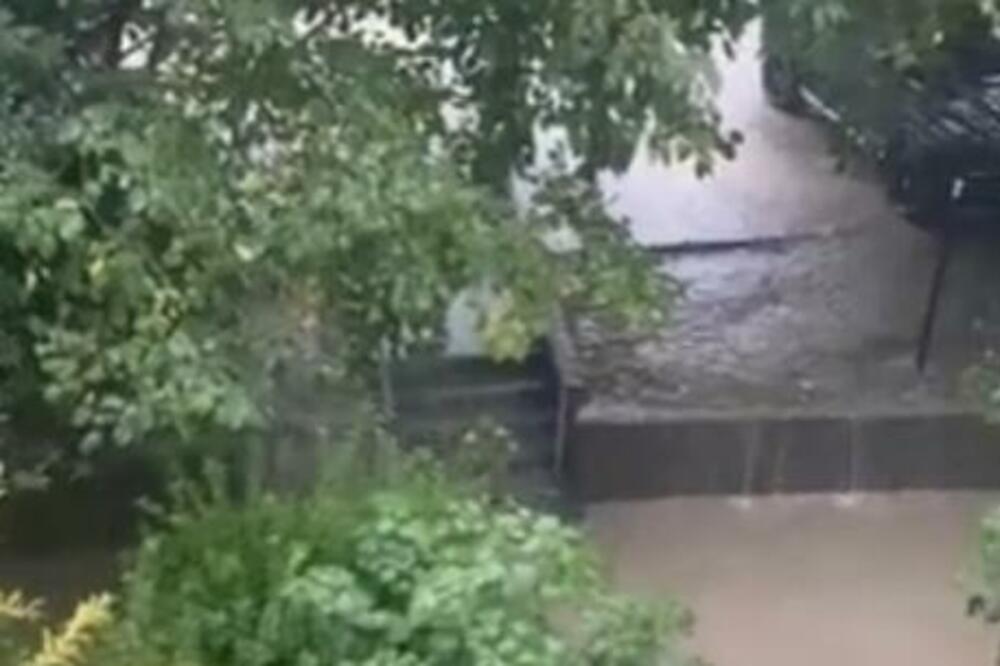 Nevrijeme u Crnoj Gori: Ulice pod vodom, poplavljen i dio Jadranske magistrale