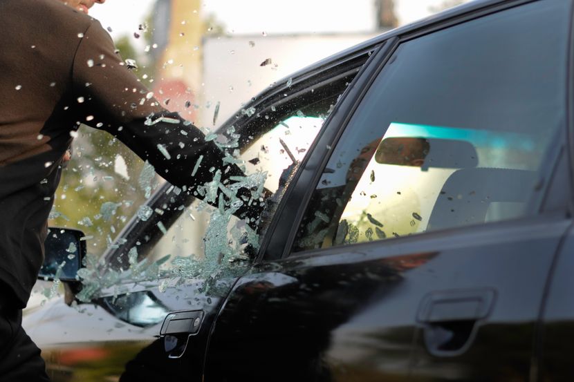 Razbijali stakla na automobilima, pa krali alat i ribolovačku opremu: Određen pritvor dvojici mladića