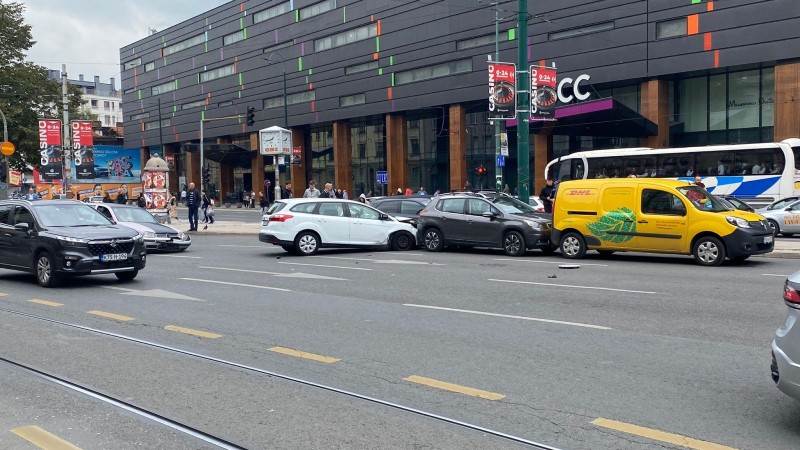 Krš i lom u Sarajevu: Sudar pet vozila kod tržnog centra, policija na terenu