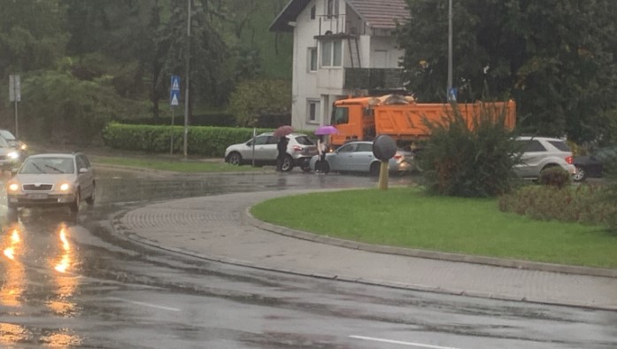 Saobraćajka u Banjaluci: Udes kod kružnog toka u naselju Lauš