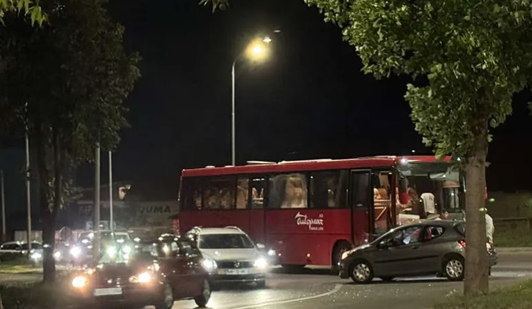 Saobraćajka u Banjaluci: Sudar autobusa i auta u kružnom toku kod Lesnine