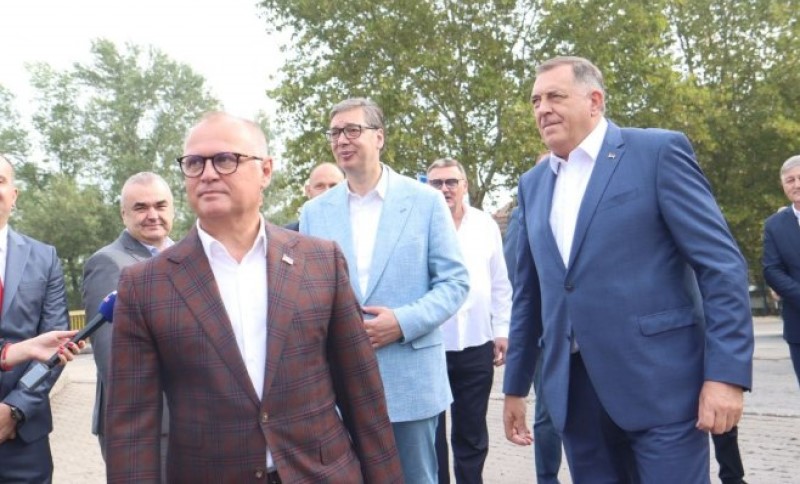 Zub vremena učinio svoje: Dodik i Vučić razgovarali sa radnicima na prelazu Karakaj