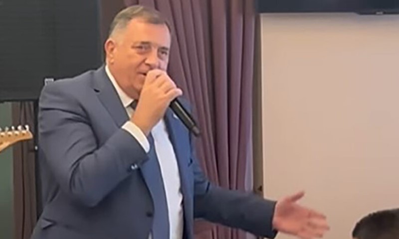 Orila se “Romanija”: Dodik se ponovo dohvatio mikrofona i pustio “glas slavuja” VIDEO